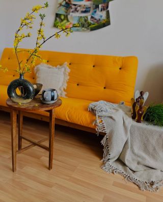 Žltá je momentálne “in” a tak som rada , že môžem zladiť dekorácie k našej žltej sedačke – so zlatým dažďom, ktorý teraz...