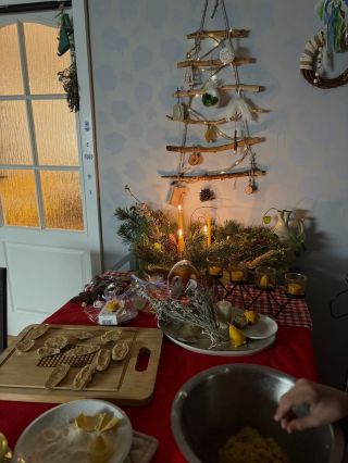 Niekde medzi… ~ upratovaním a bordelom ~ prácou a zábavou ~ pečením a následným zjedením ~ 3. a 4. adventnou nedeľou...